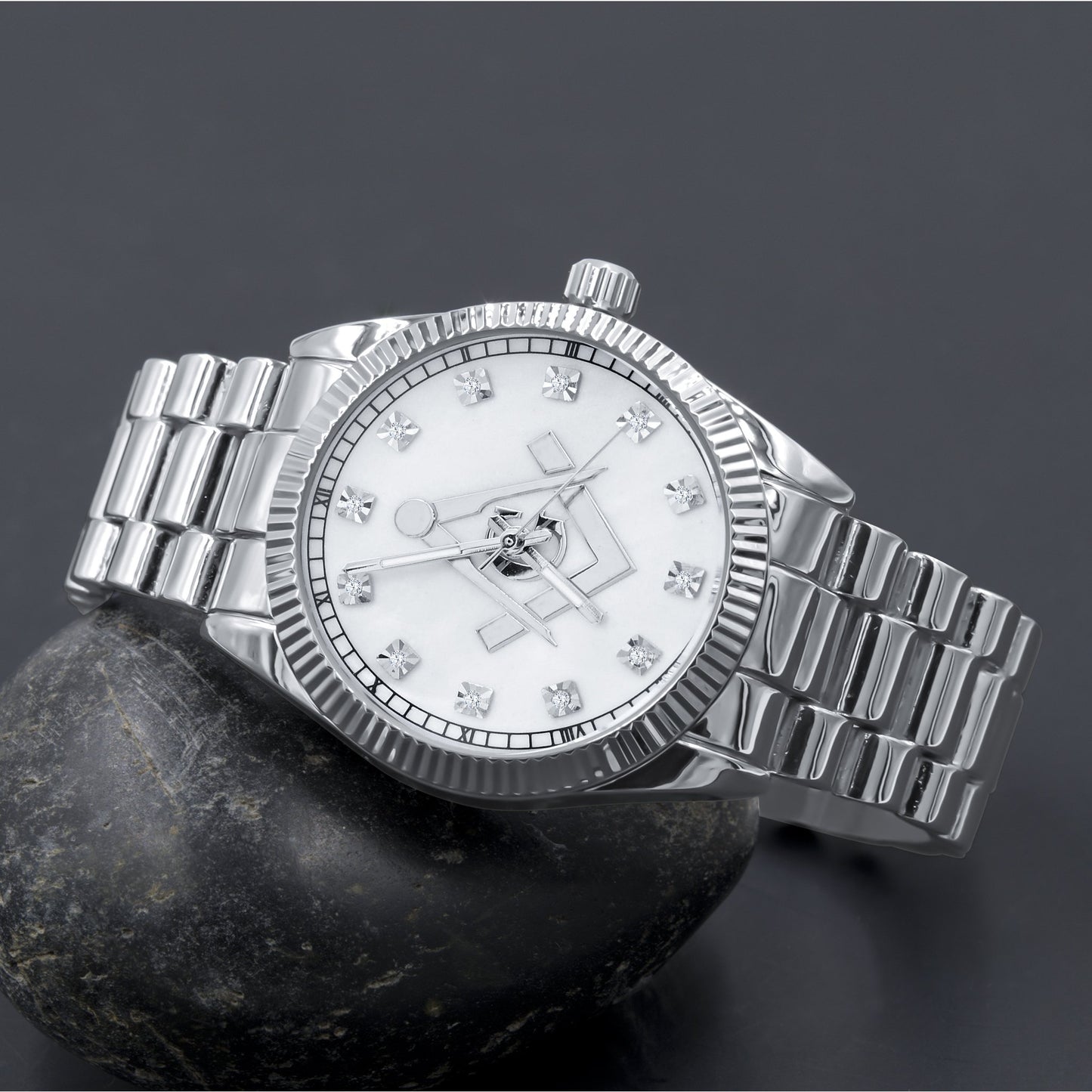 Reloj con correa de metal brillante