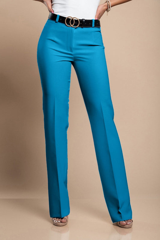 Pantalón largo elegante de pierna recta, color azul claro.
