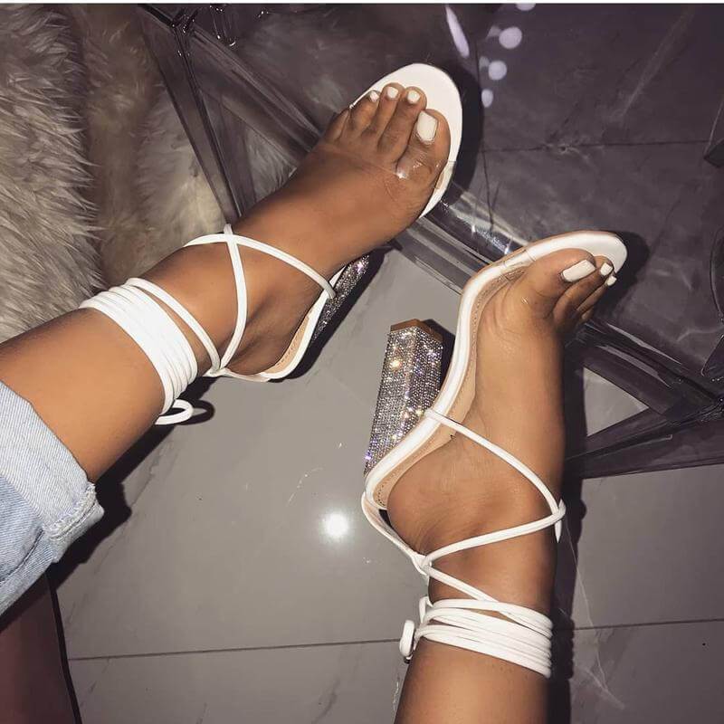 Sandalias de tacón alto con punta abierta y tacón grueso con cinturón transparente blanco